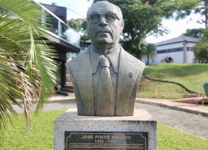 Busto de José Pinto Ribeiro, fundador do Clube 3 Marias